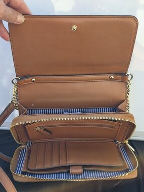 Ladies Crown & Ivy Classic Tan Leather Crossbody Wallet Purse